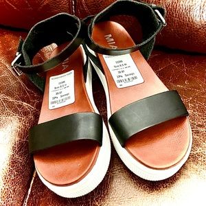 Size 6.5 in women’s low platform sandals, the color is black, white and brown.